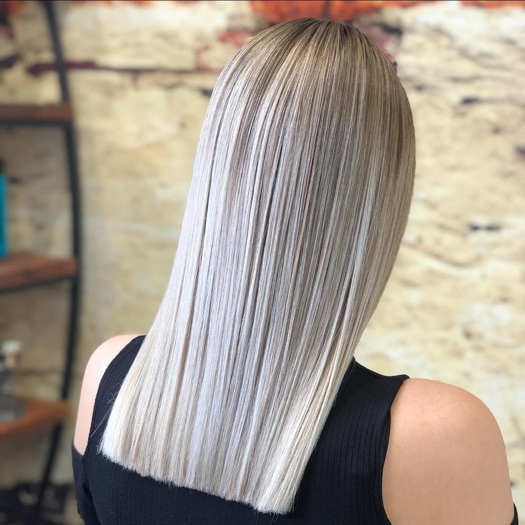 Kühles Blond mit feinen Strähnen