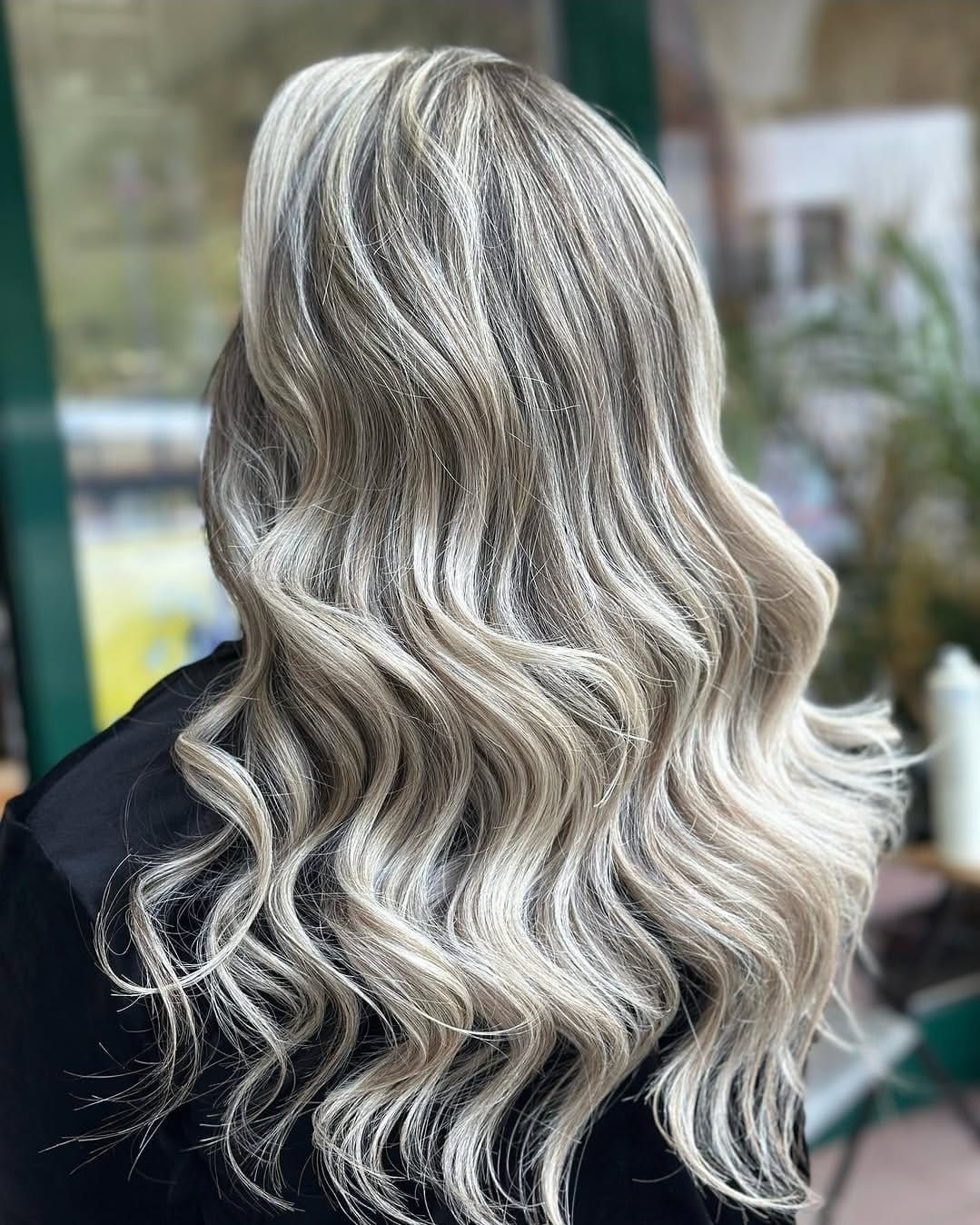 Aschblonde Balayage mit weichen Wellen